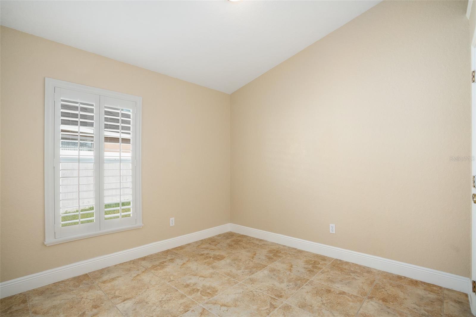 Listing photo id 24 for 2830 Alton Dr