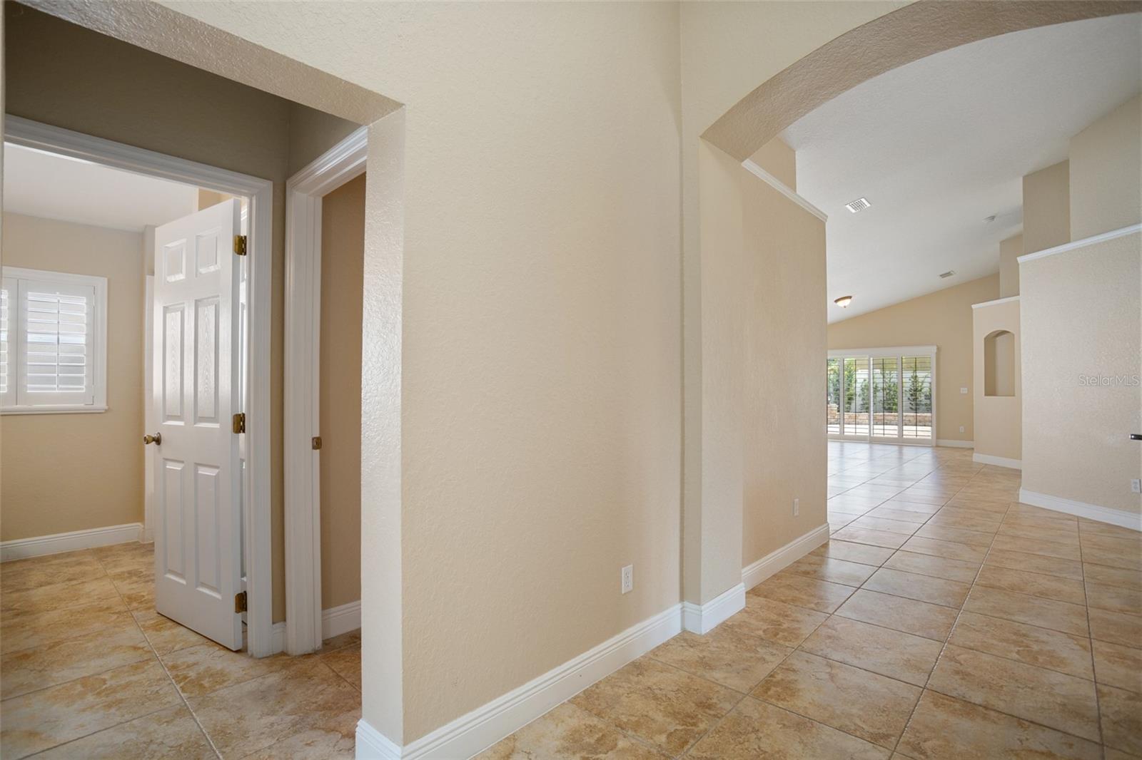 Listing photo id 1 for 2830 Alton Dr