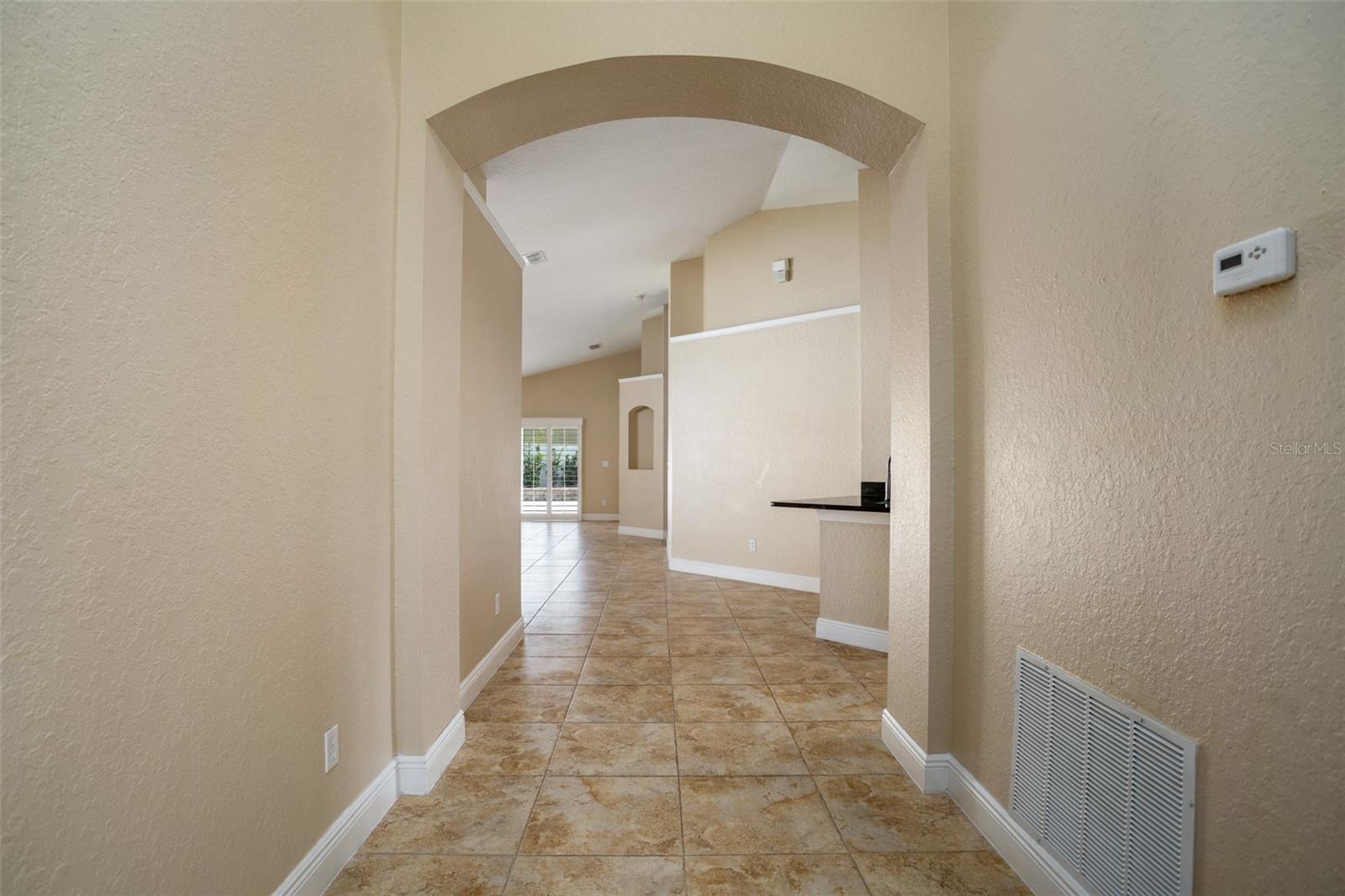 Listing photo id 2 for 2830 Alton Dr