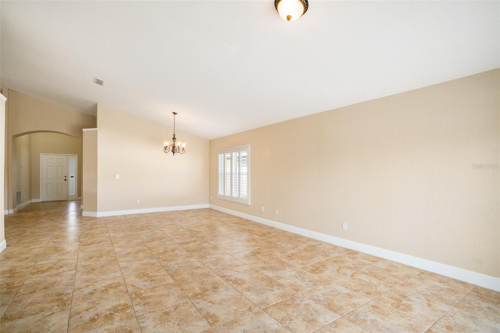 Listing photo id 3 for 2830 Alton Dr