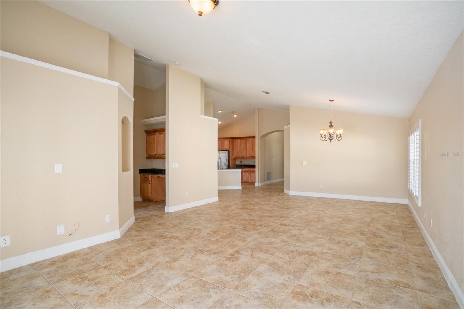 Listing photo id 4 for 2830 Alton Dr