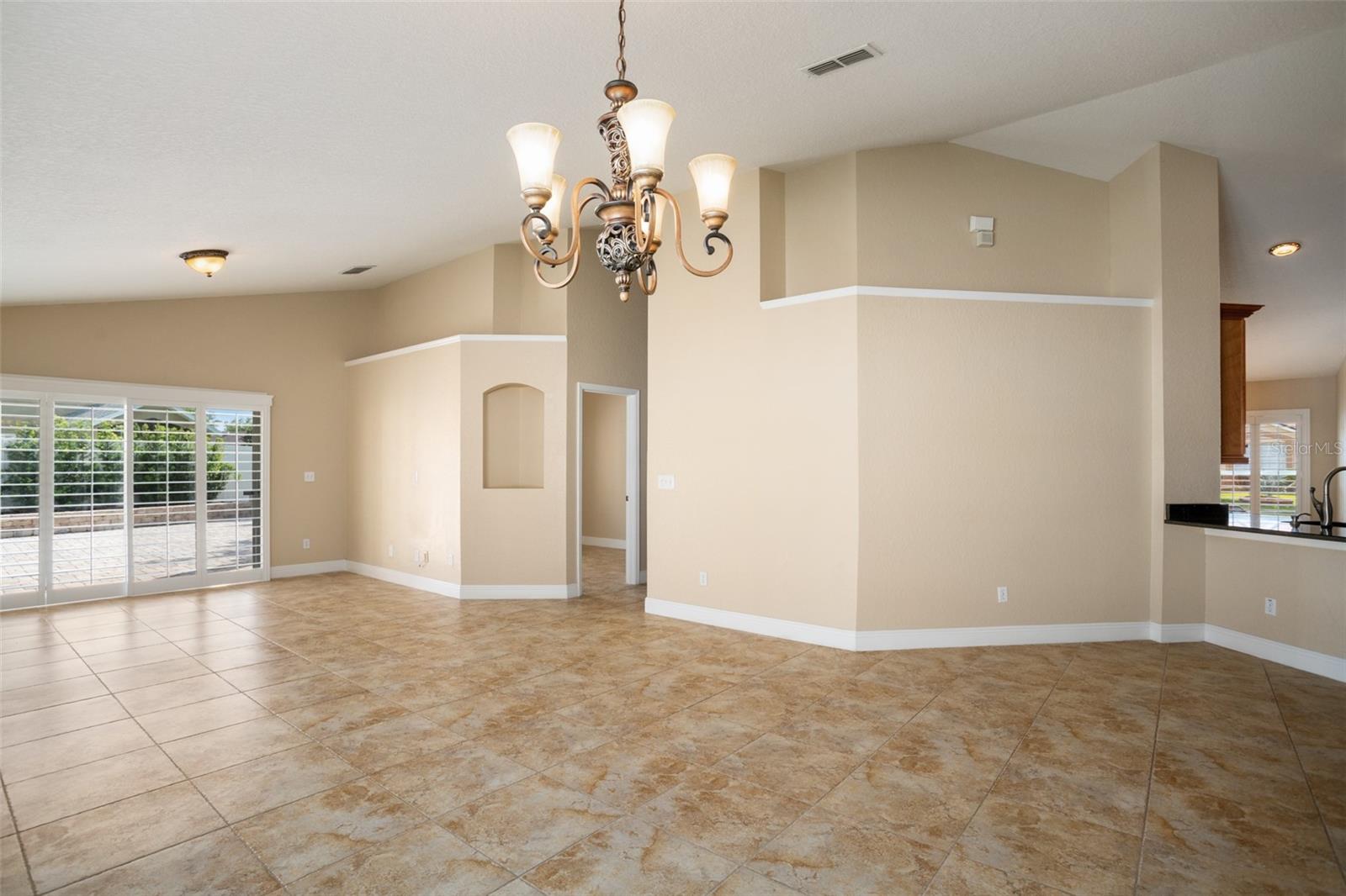 Listing photo id 7 for 2830 Alton Dr