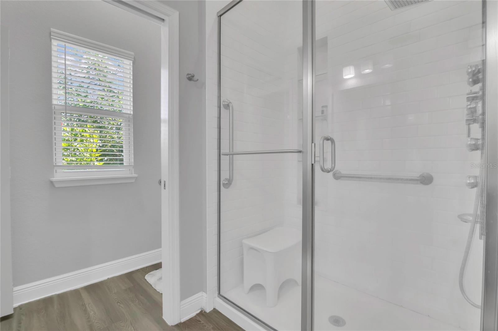 Image 13 of 25 For 2100 Shantiniketan Blvd