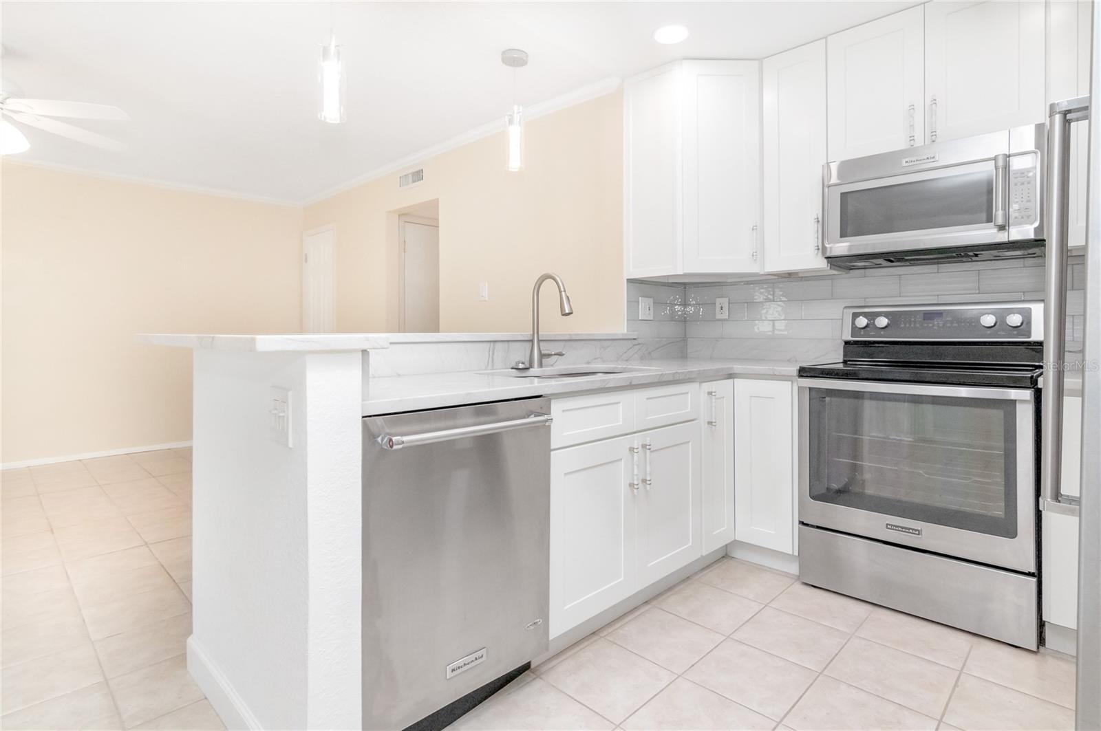 Image 11 of 26 For 644 Knowles Avenue 8