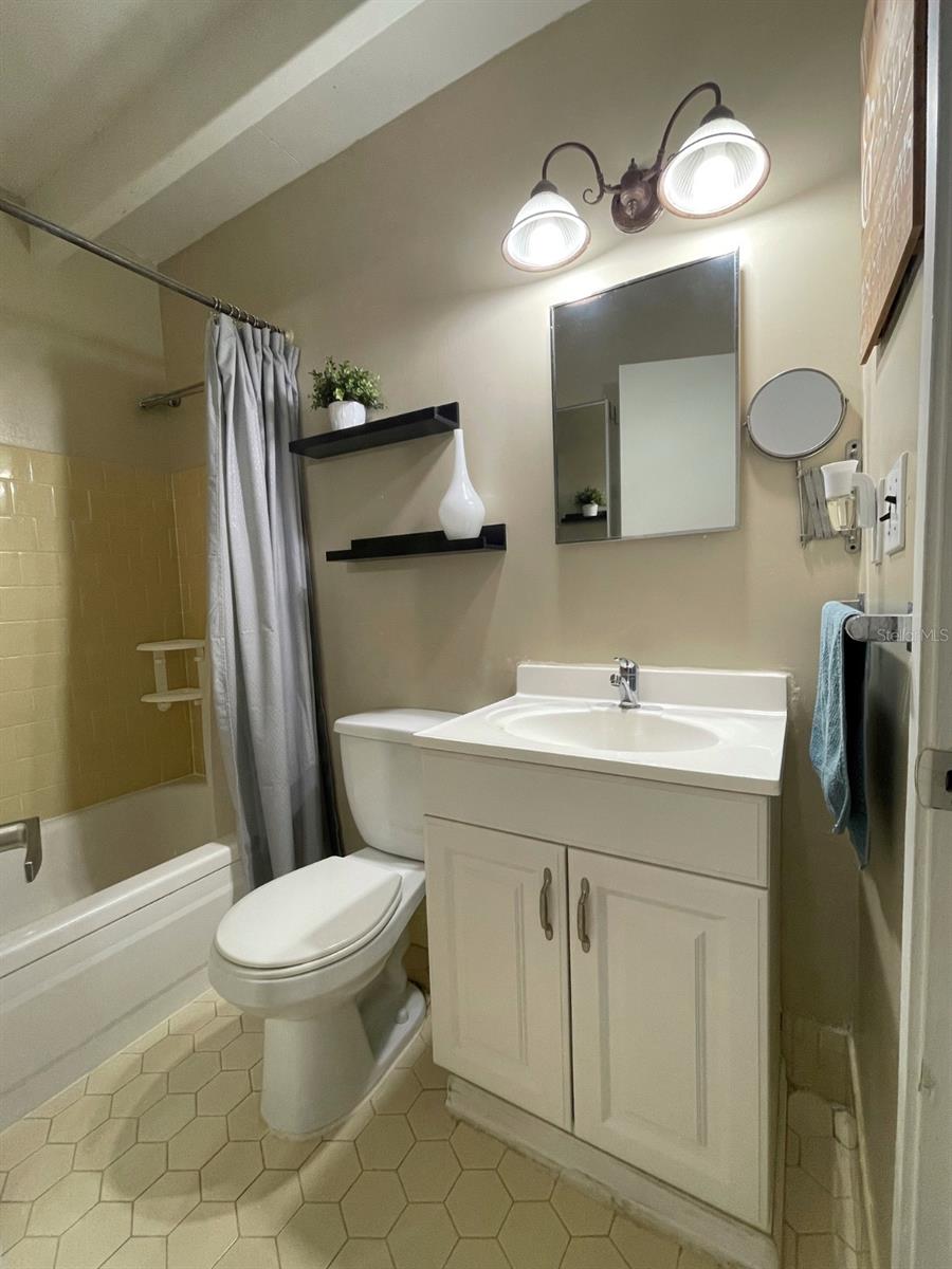 Image 8 of 10 For 2231 Club Circle 2231