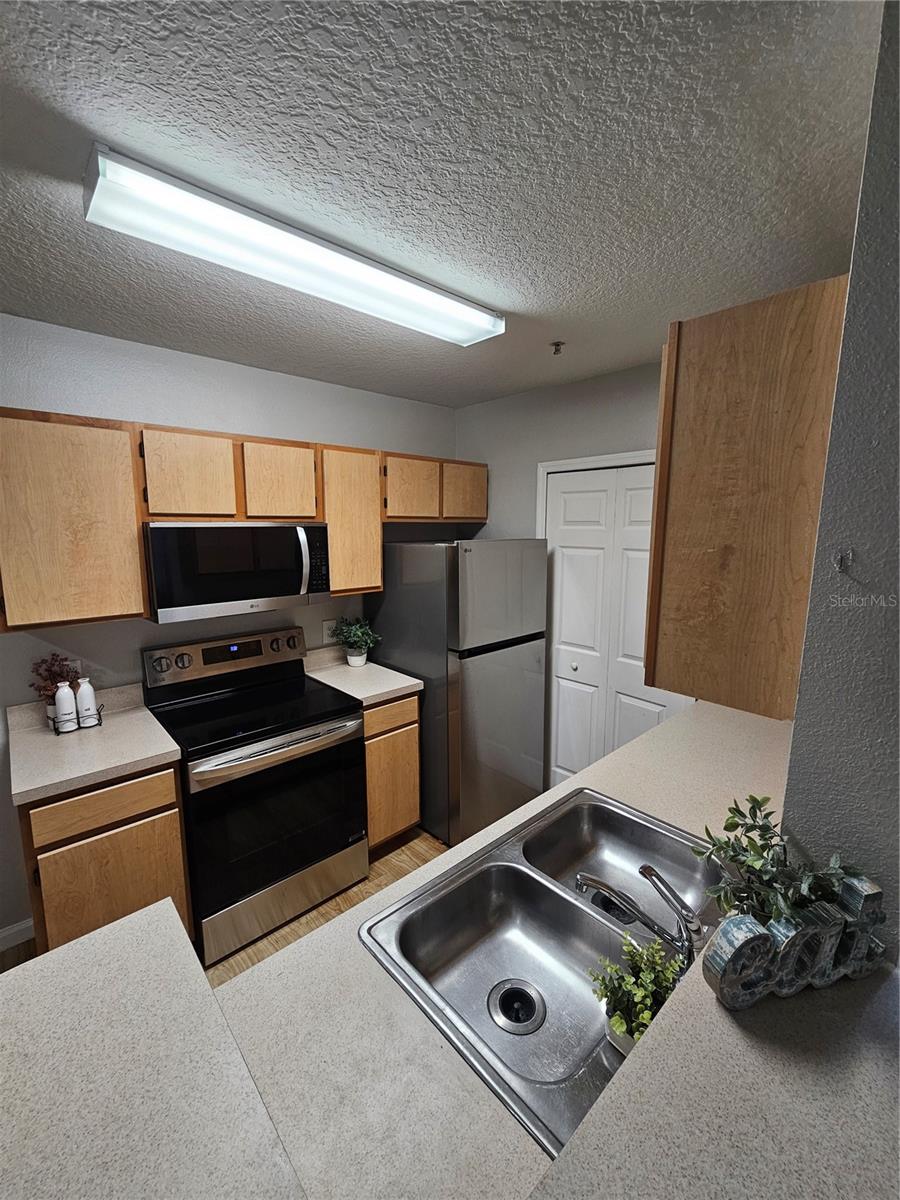 Image 11 of 33 For 6560 Swissco Drive 31