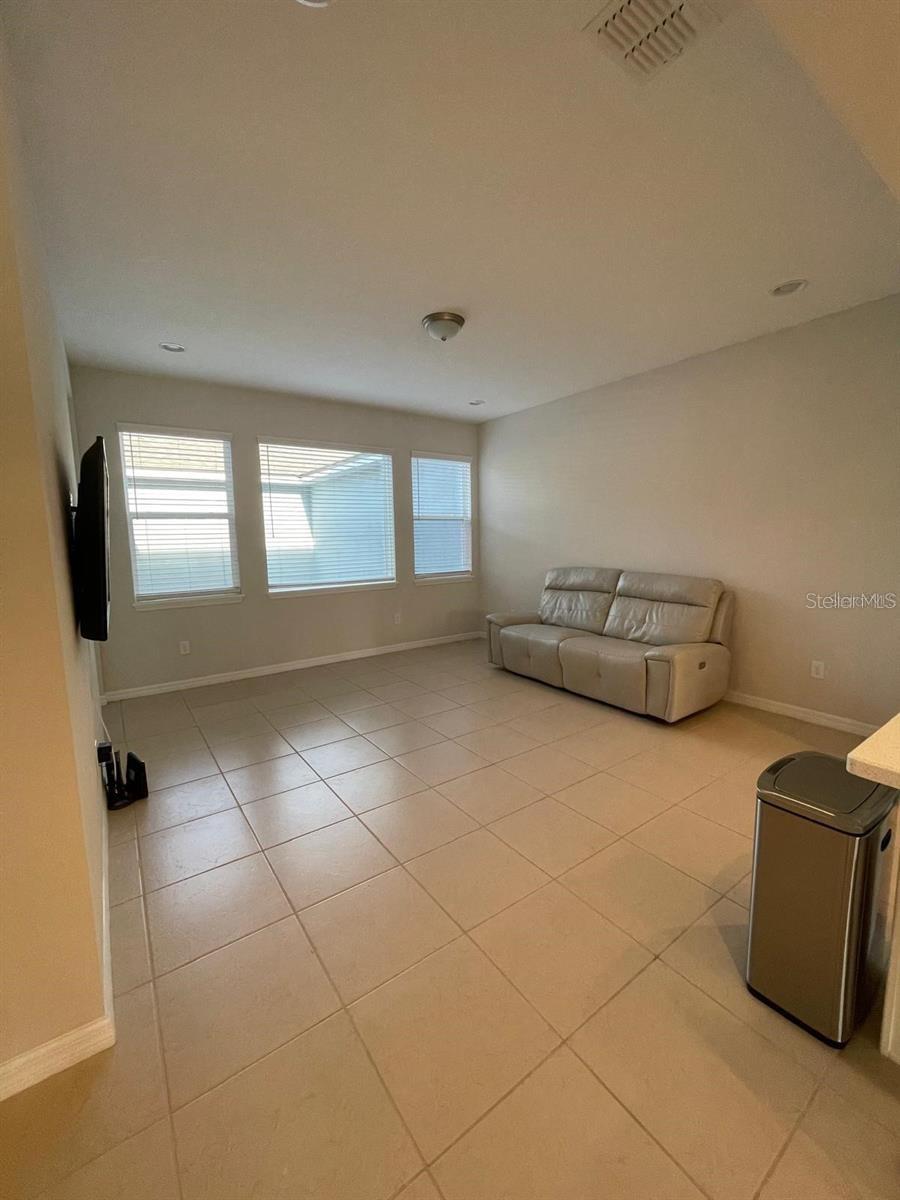 Image 6 of 39 For 8066 Glenlloyd Avenue