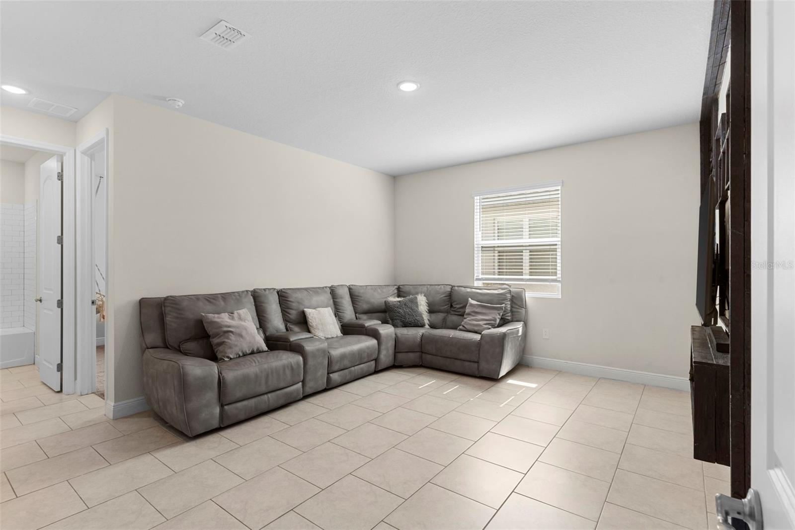 Image 17 of 49 For 1120 Mattie Pointe Boulevard