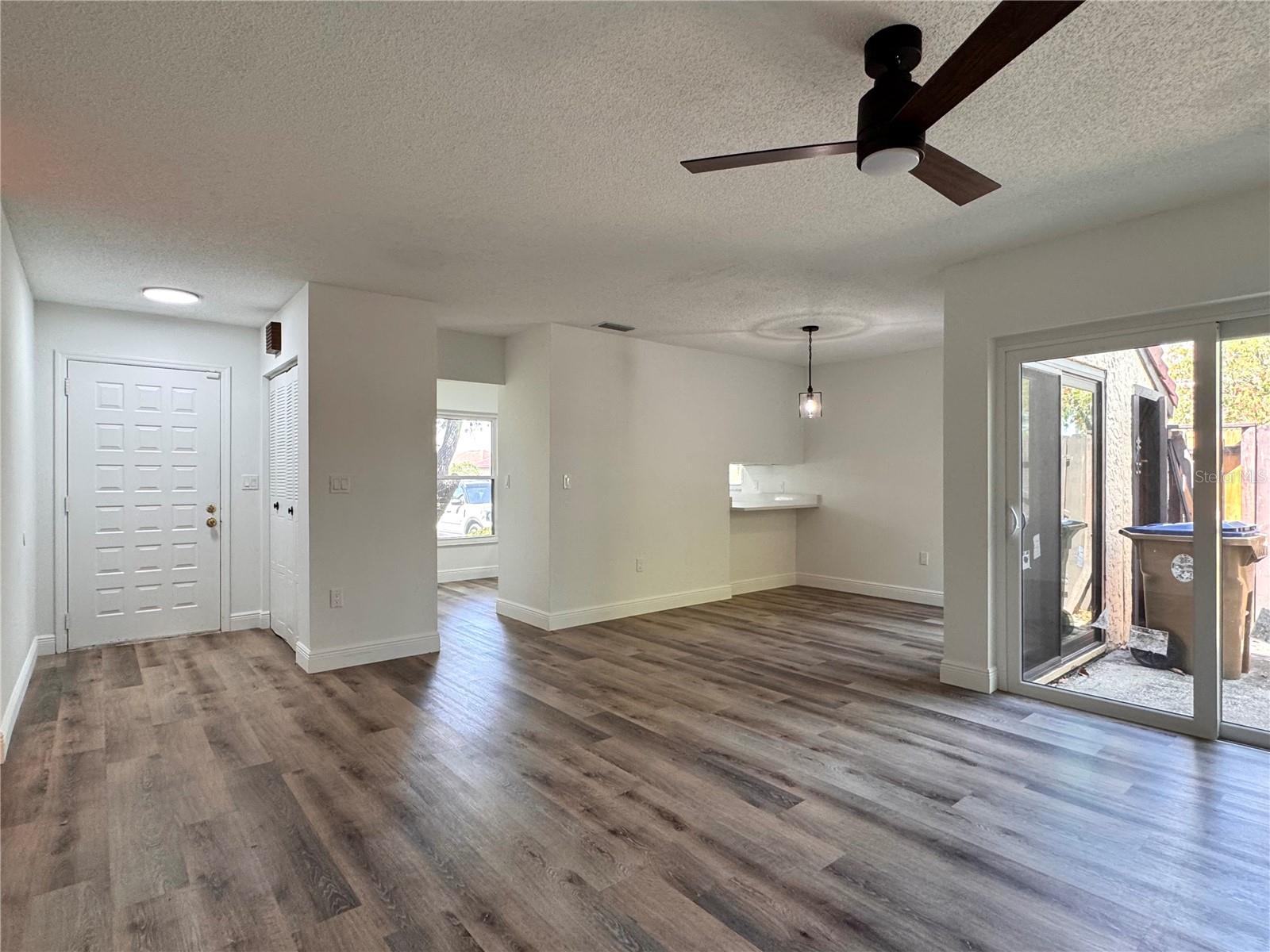 Image 4 of 22 For 406 Hunter Circle