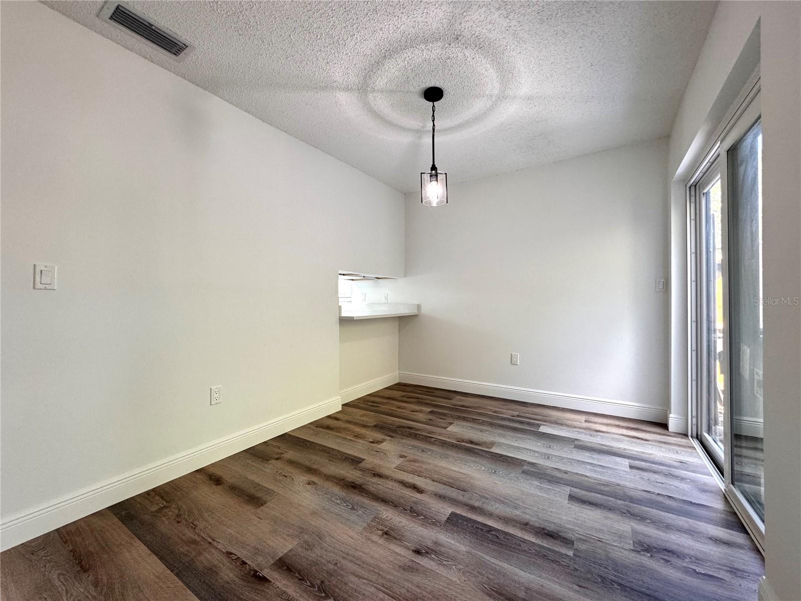 Image 6 of 22 For 406 Hunter Circle