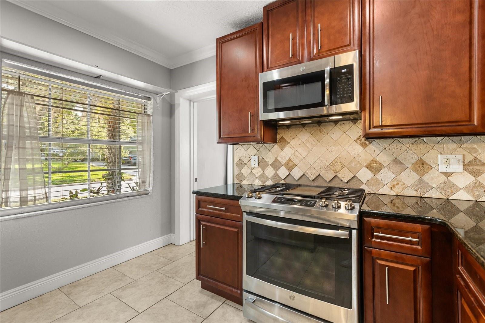 Image 12 of 48 For 465 Lakeshore Drive