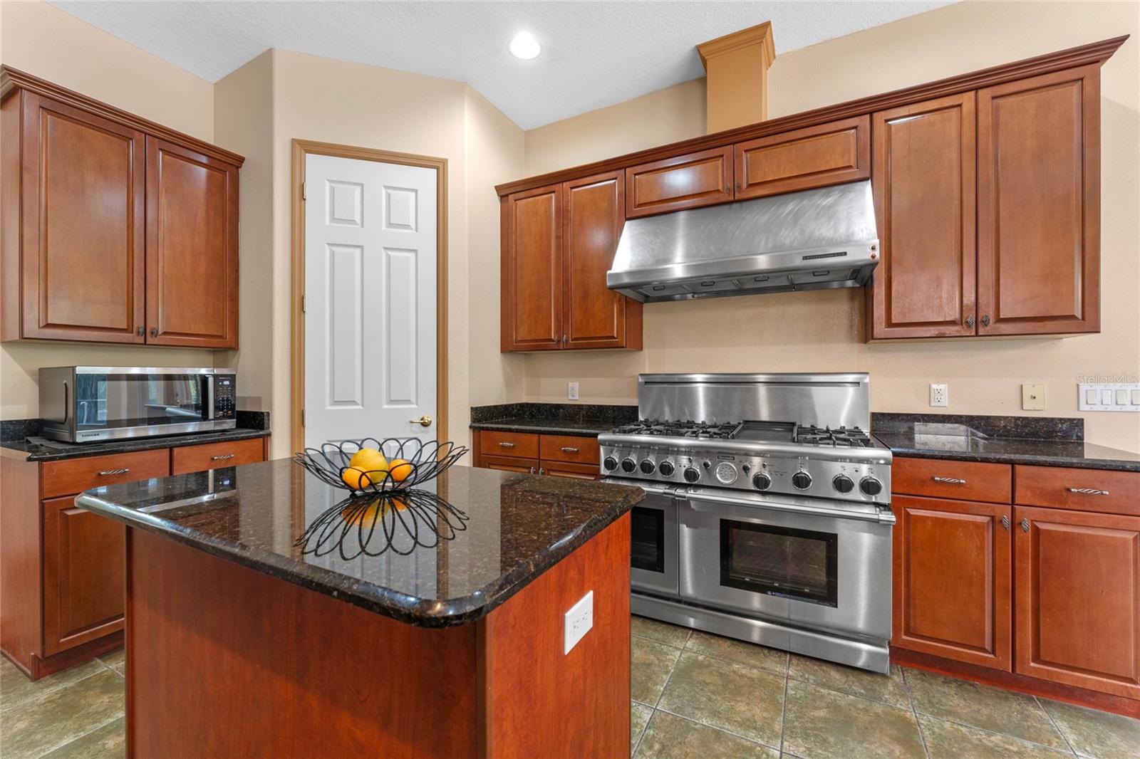 Listing photo id 10 for 2828 Northampton Avenue