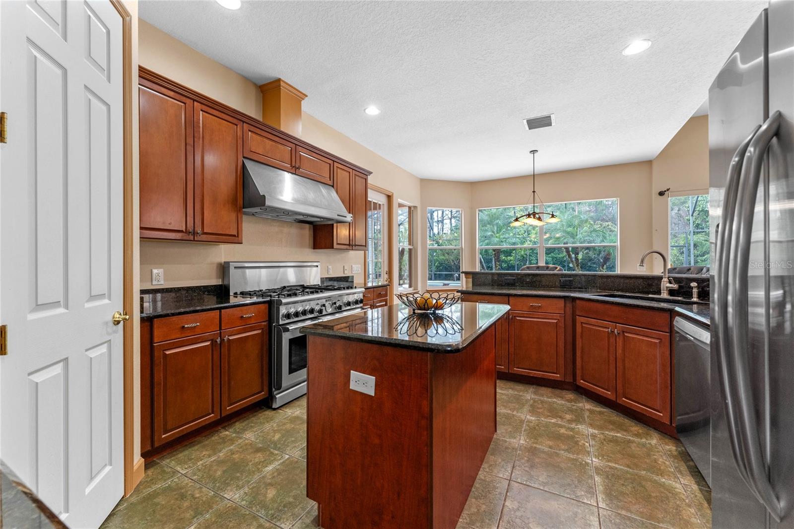 Listing photo id 11 for 2828 Northampton Avenue