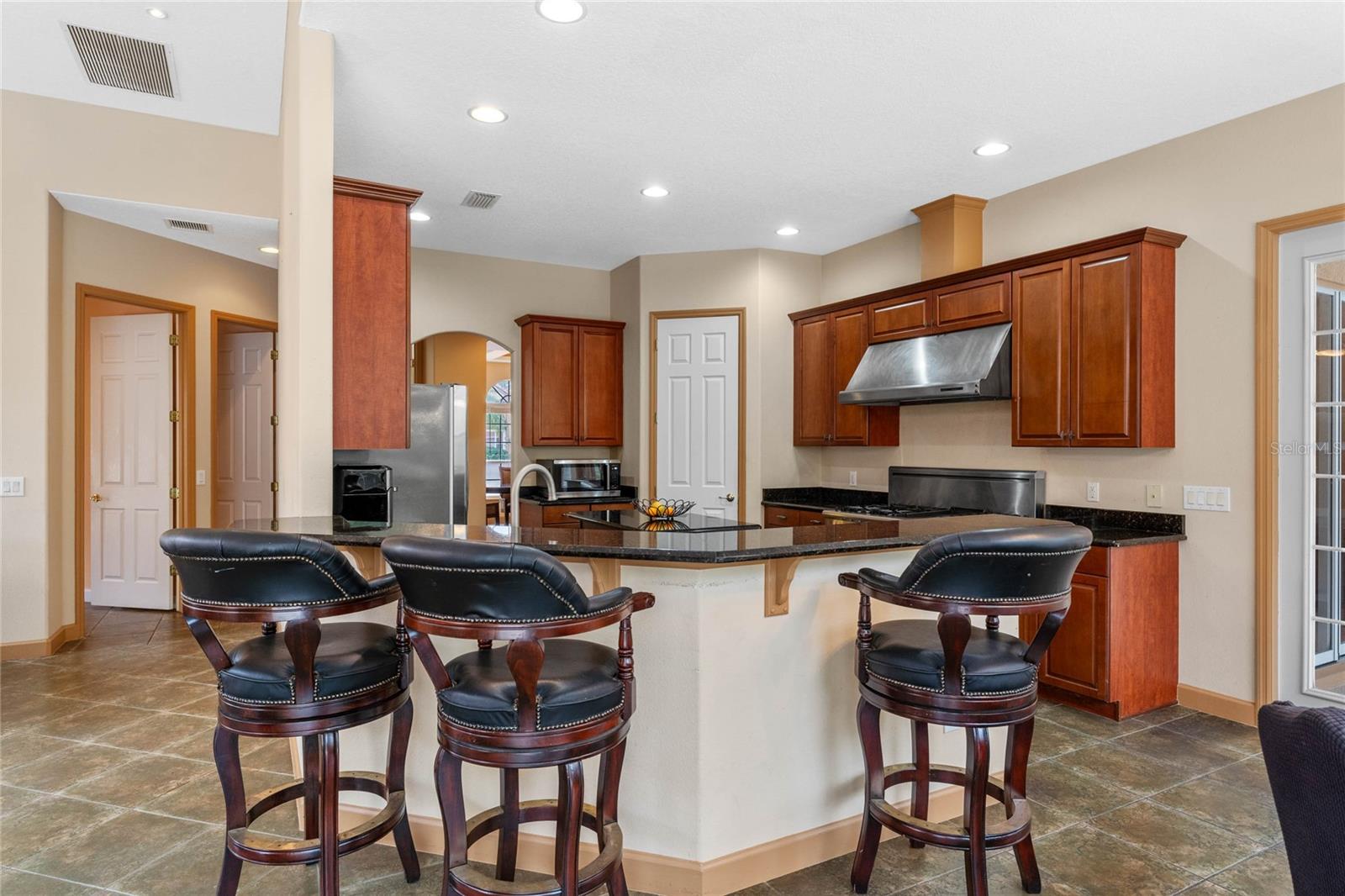 Listing photo id 12 for 2828 Northampton Avenue