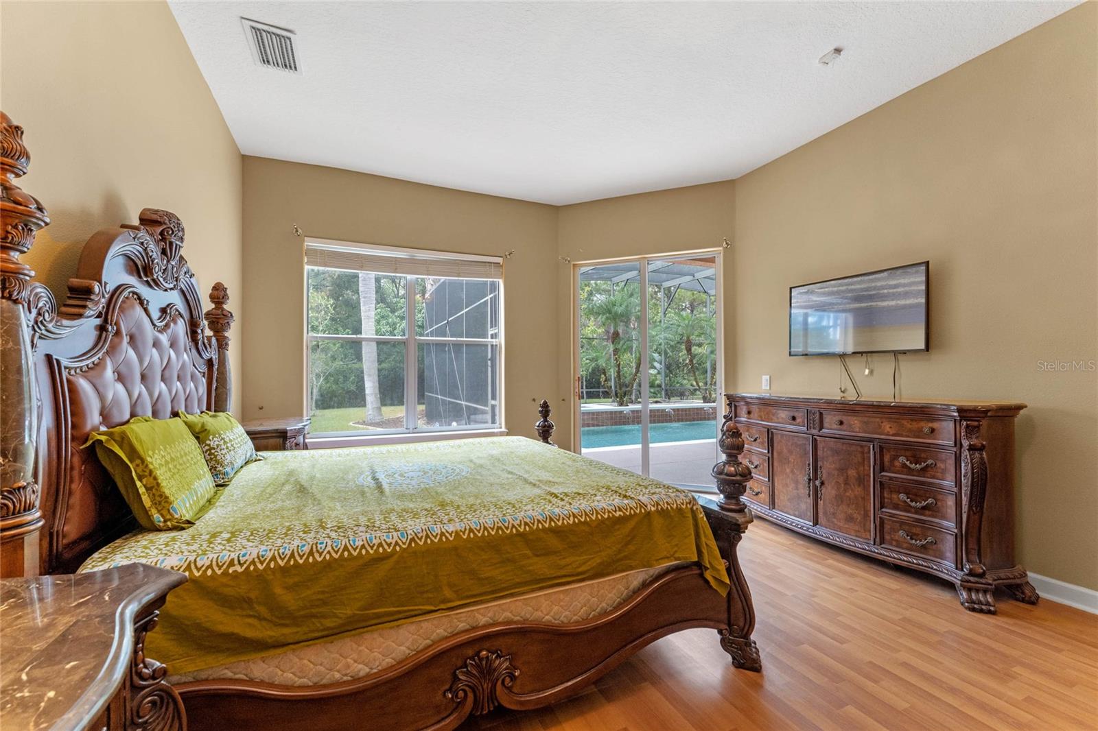 Listing photo id 16 for 2828 Northampton Avenue