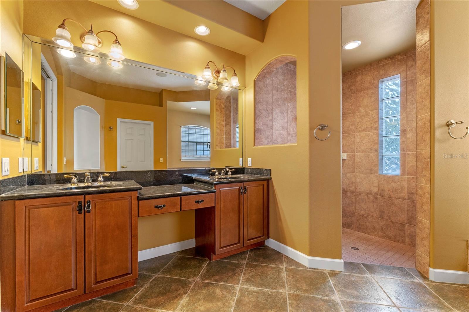 Listing photo id 19 for 2828 Northampton Avenue