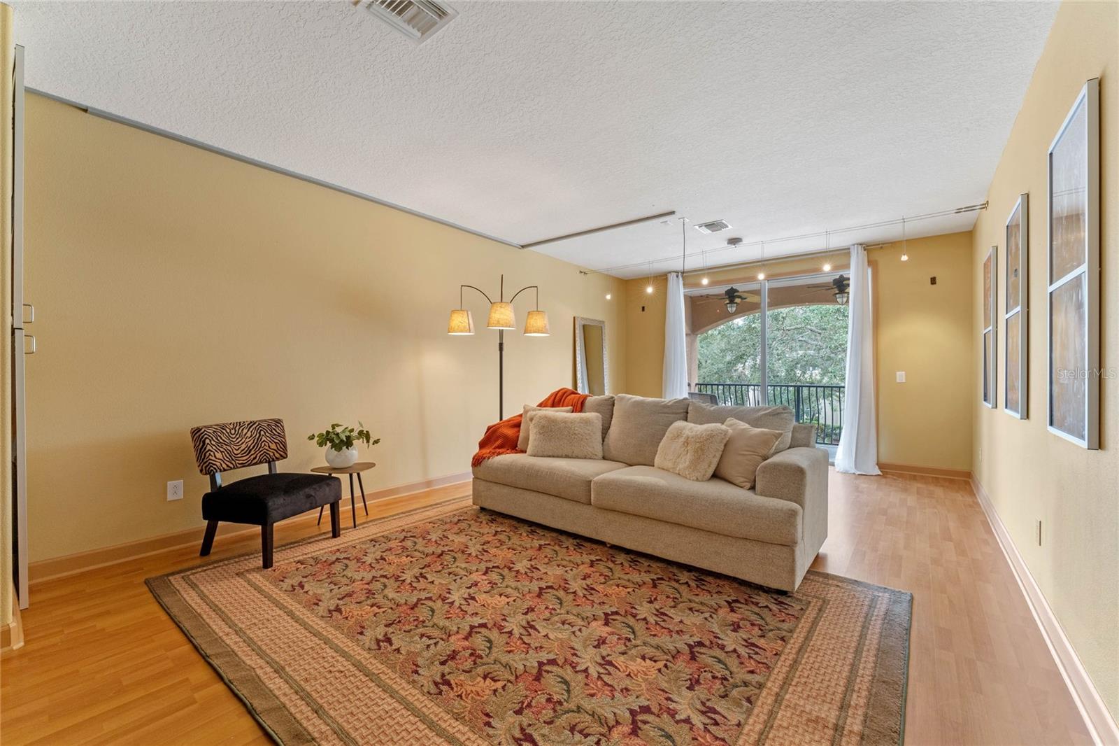 Listing photo id 31 for 2828 Northampton Avenue