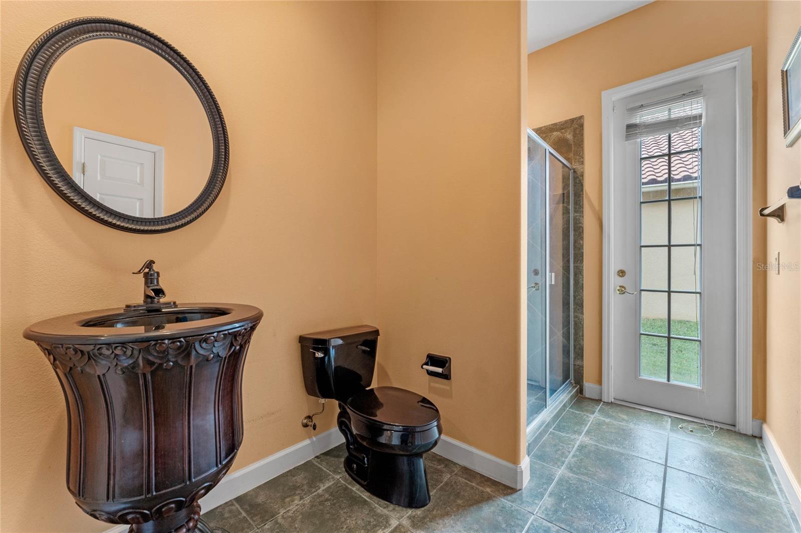 Listing photo id 34 for 2828 Northampton Avenue