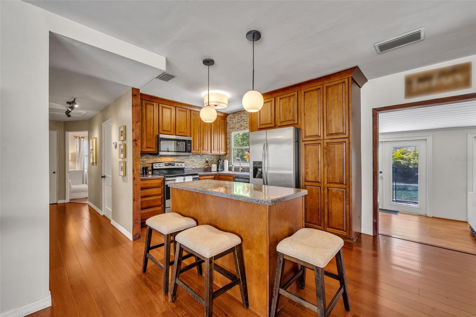 Image 10 of 33 For 906 Camellia Avenue
