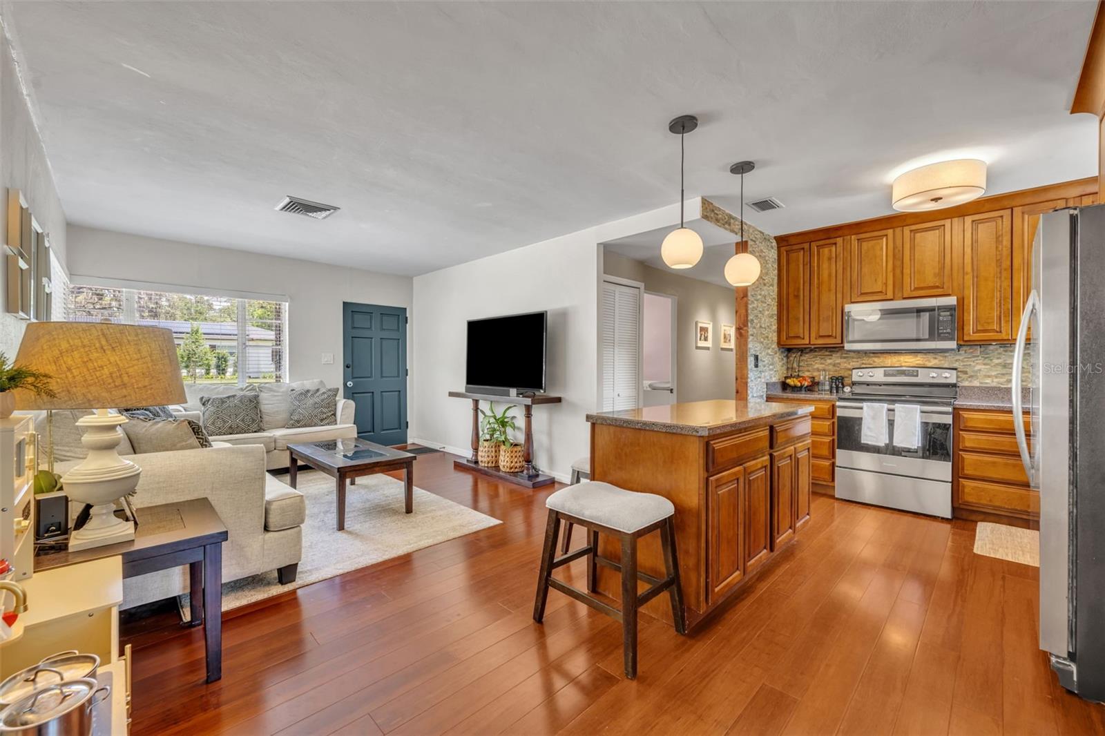 Image 11 of 33 For 906 Camellia Avenue