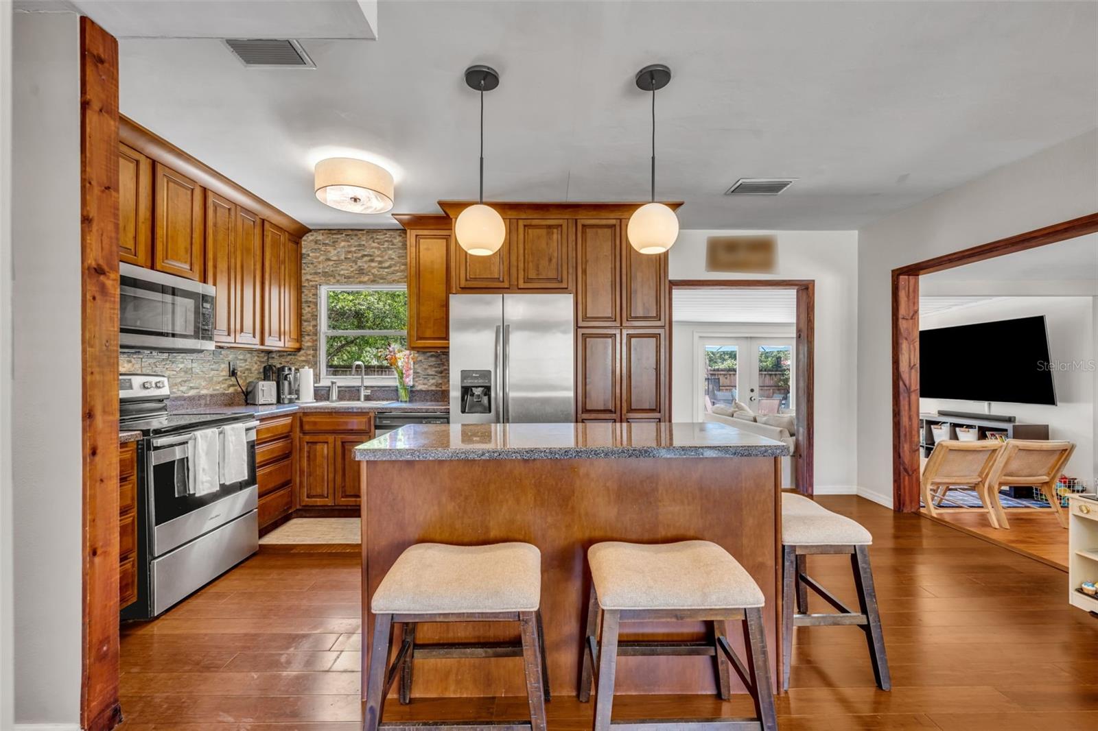 Image 12 of 33 For 906 Camellia Avenue