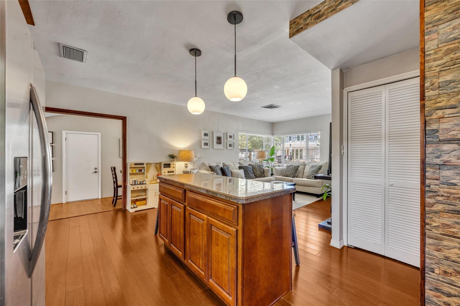 Image 13 of 33 For 906 Camellia Avenue