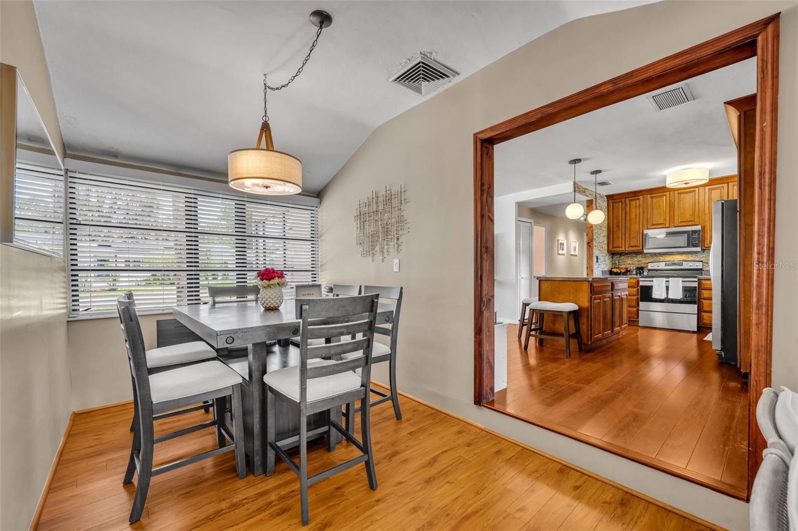 Image 20 of 33 For 906 Camellia Avenue