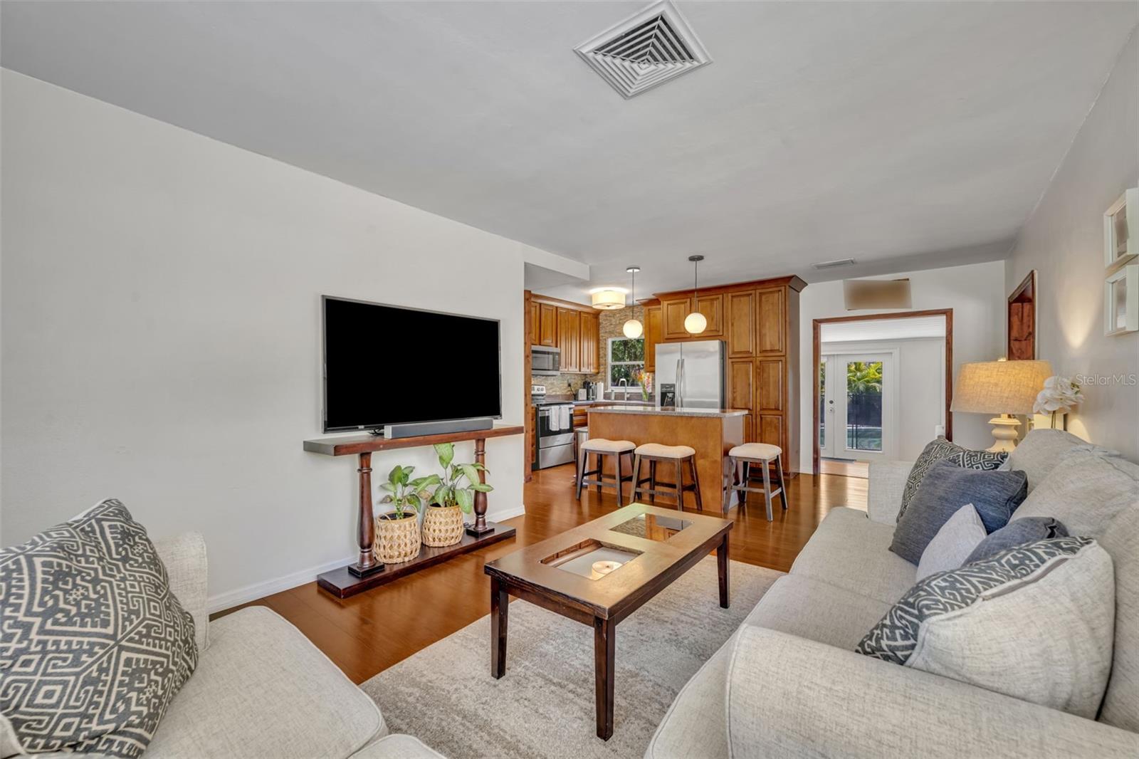 Image 7 of 33 For 906 Camellia Avenue