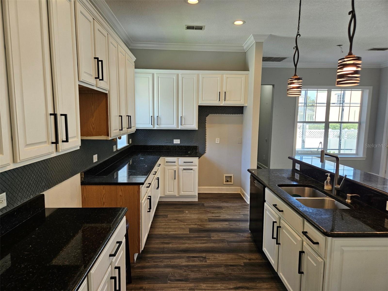 Listing photo id 11 for 1414 Stickley Avenue