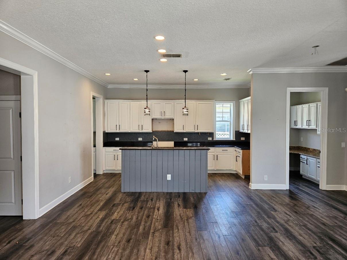 Listing photo id 13 for 1414 Stickley Avenue