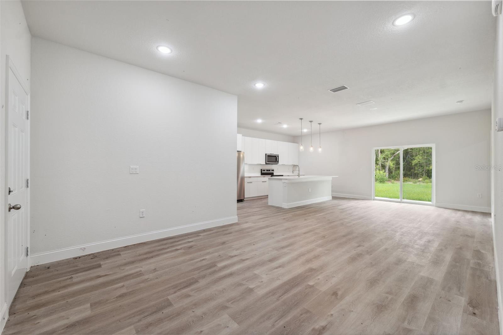 Listing photo id 13 for 8944 Pitcairn Way