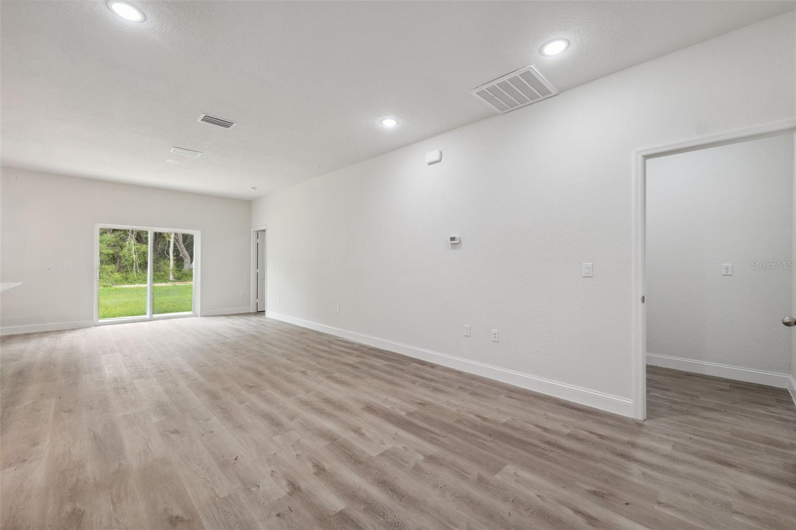 Listing photo id 15 for 8944 Pitcairn Way