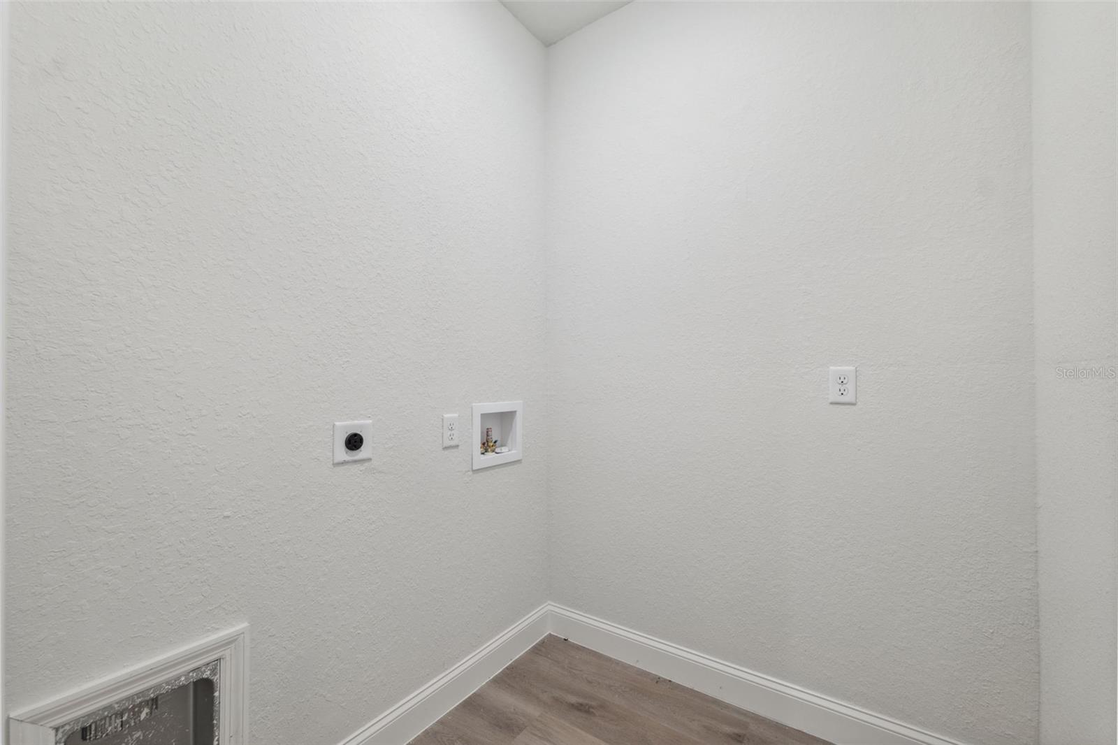 Listing photo id 25 for 8944 Pitcairn Way