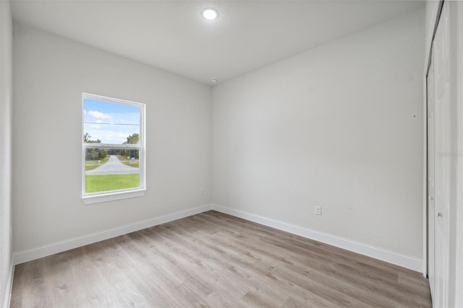 Listing photo id 32 for 8944 Pitcairn Way