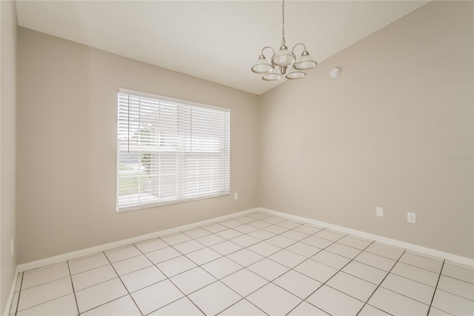Image 5 of 16 For 619 Regency Way