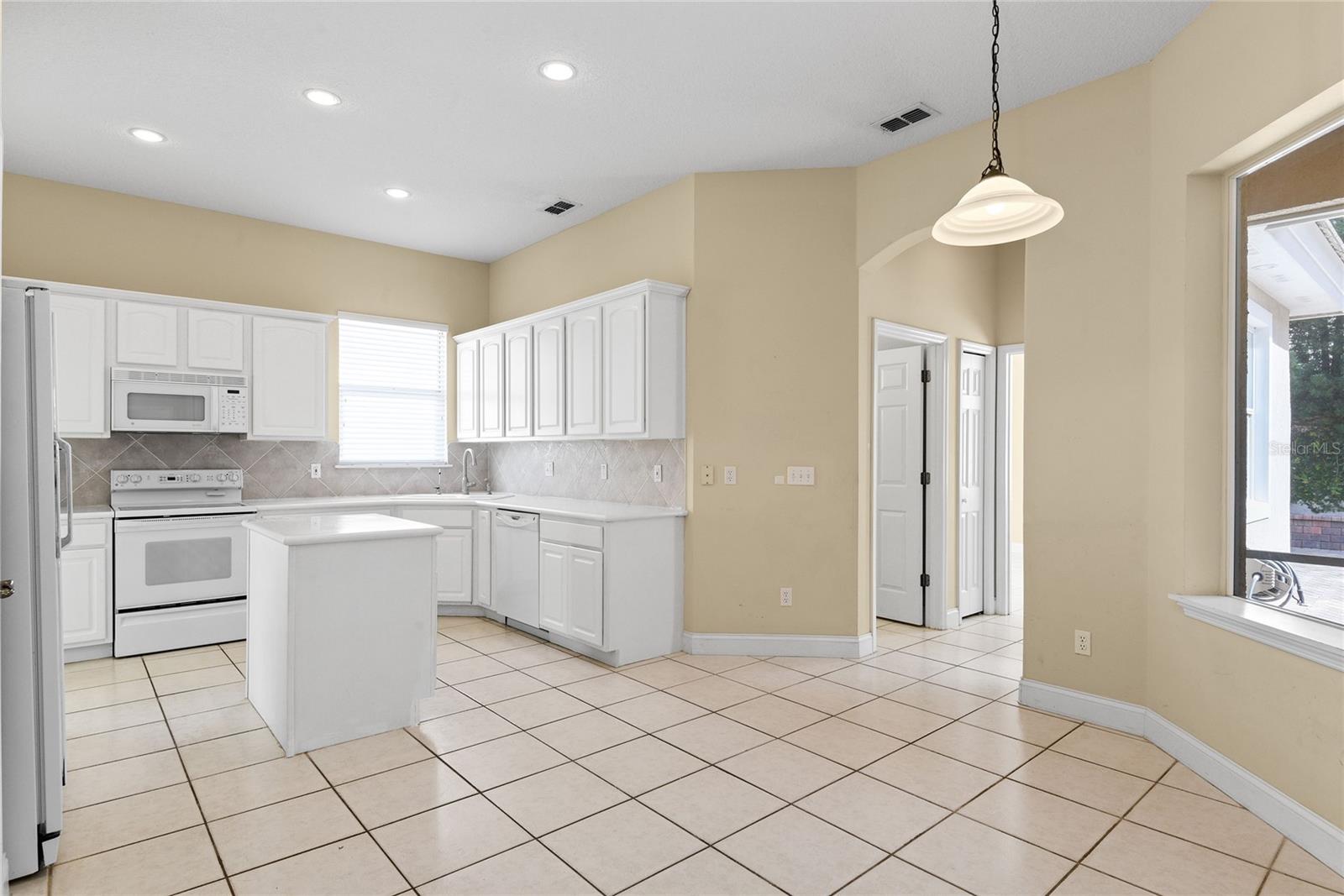 Image 12 of 39 For 10507 Holly Crest Drive