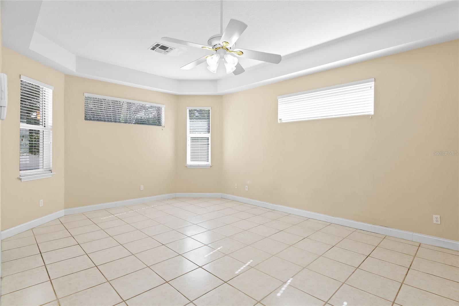 Image 17 of 39 For 10507 Holly Crest Drive