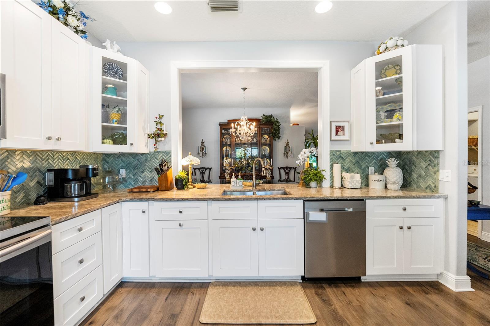 Listing photo id 8 for 1890 Hawthorne Drive