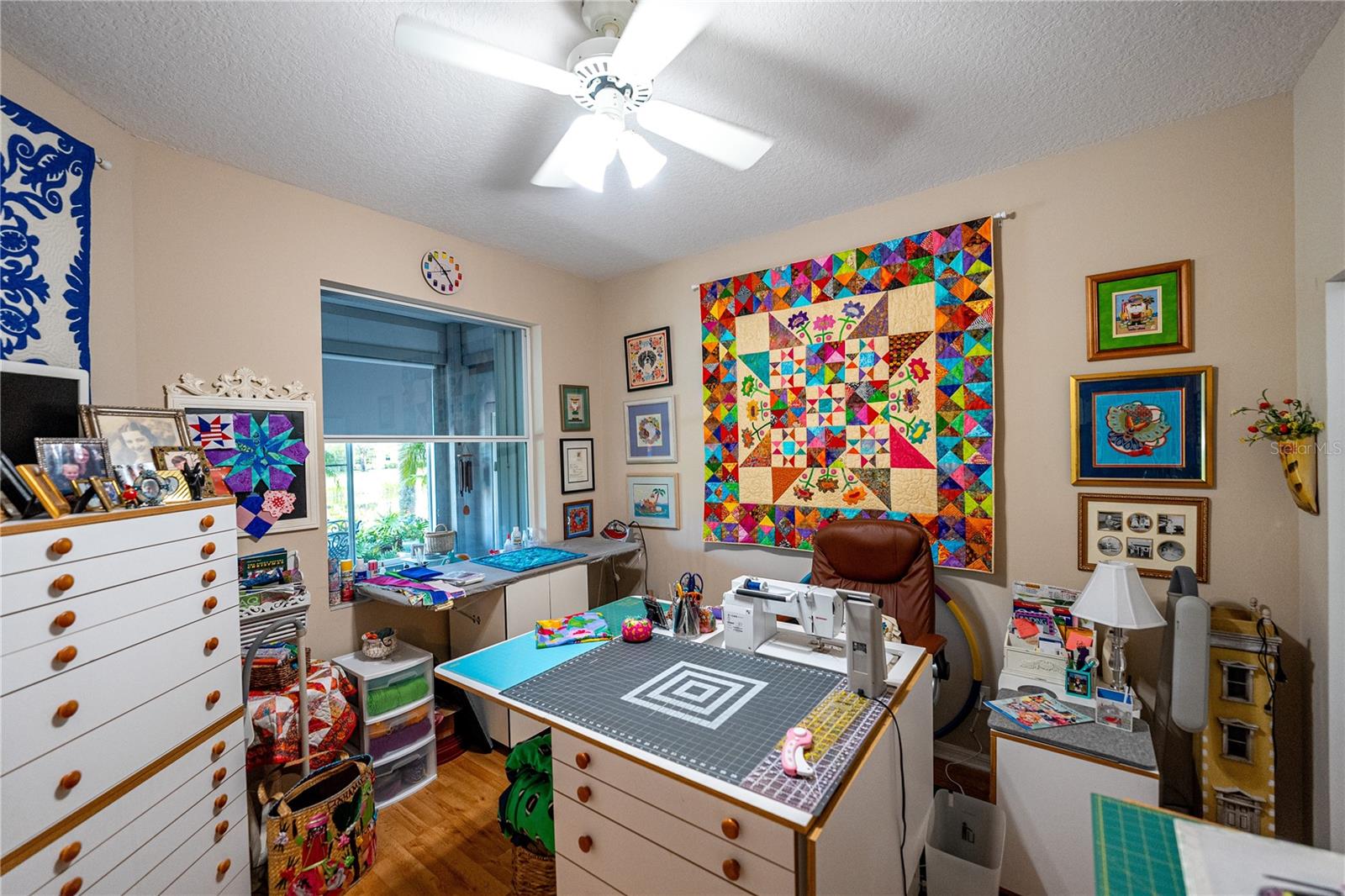 Listing photo id 25 for 1890 Hawthorne Drive