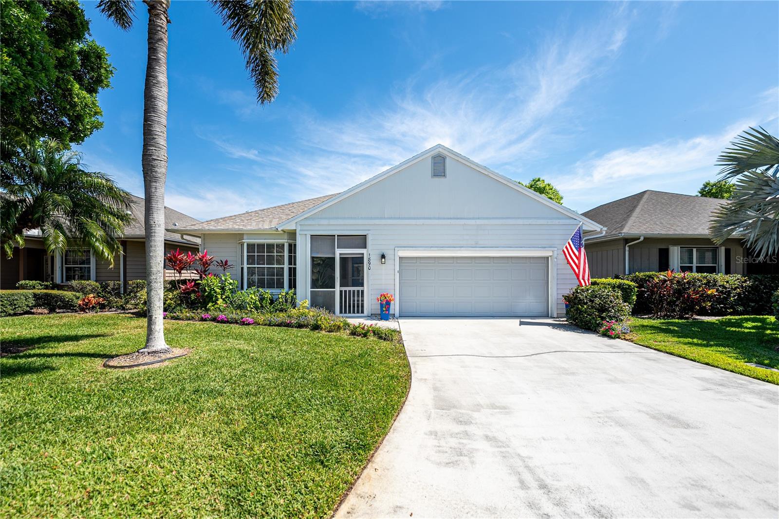Listing photo id 1 for 1890 Hawthorne Drive