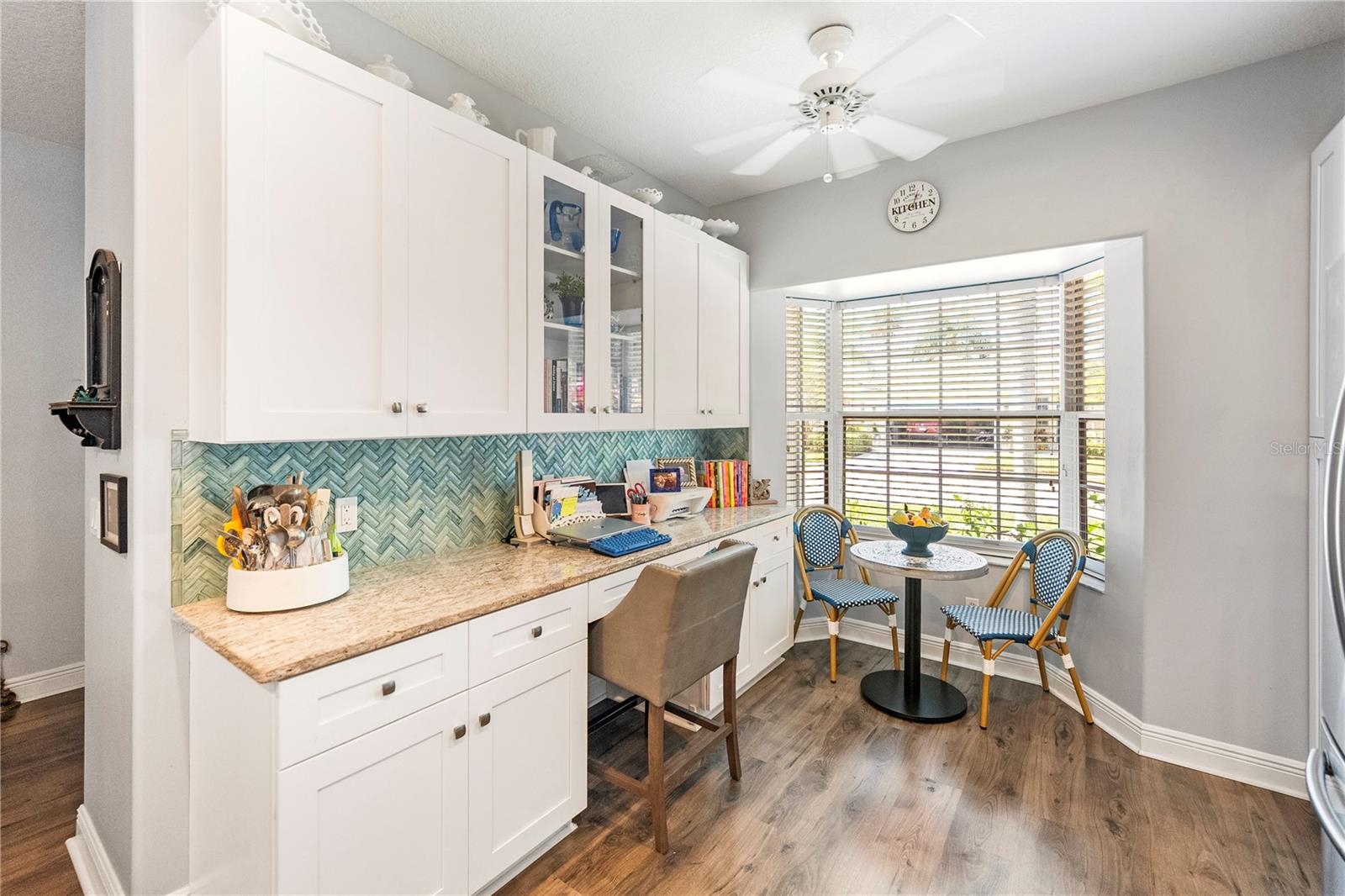 Listing photo id 2 for 1890 Hawthorne Drive
