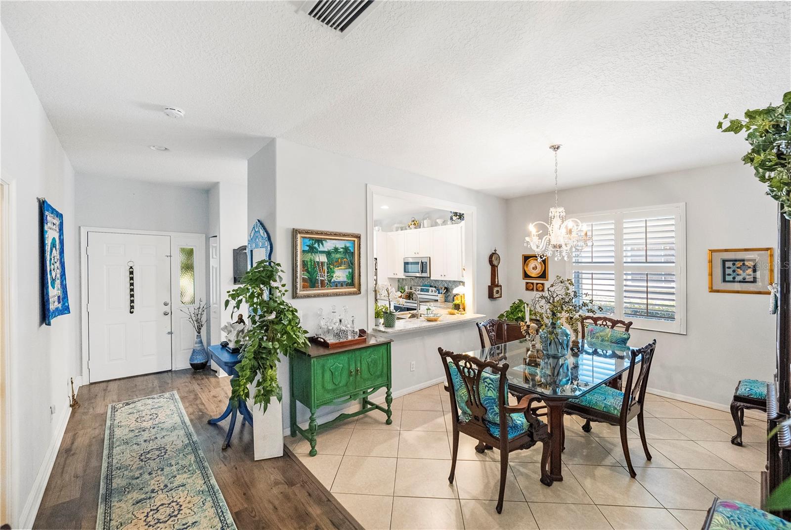 Listing photo id 3 for 1890 Hawthorne Drive