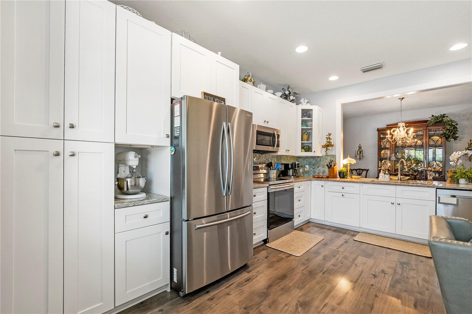 Listing photo id 4 for 1890 Hawthorne Drive