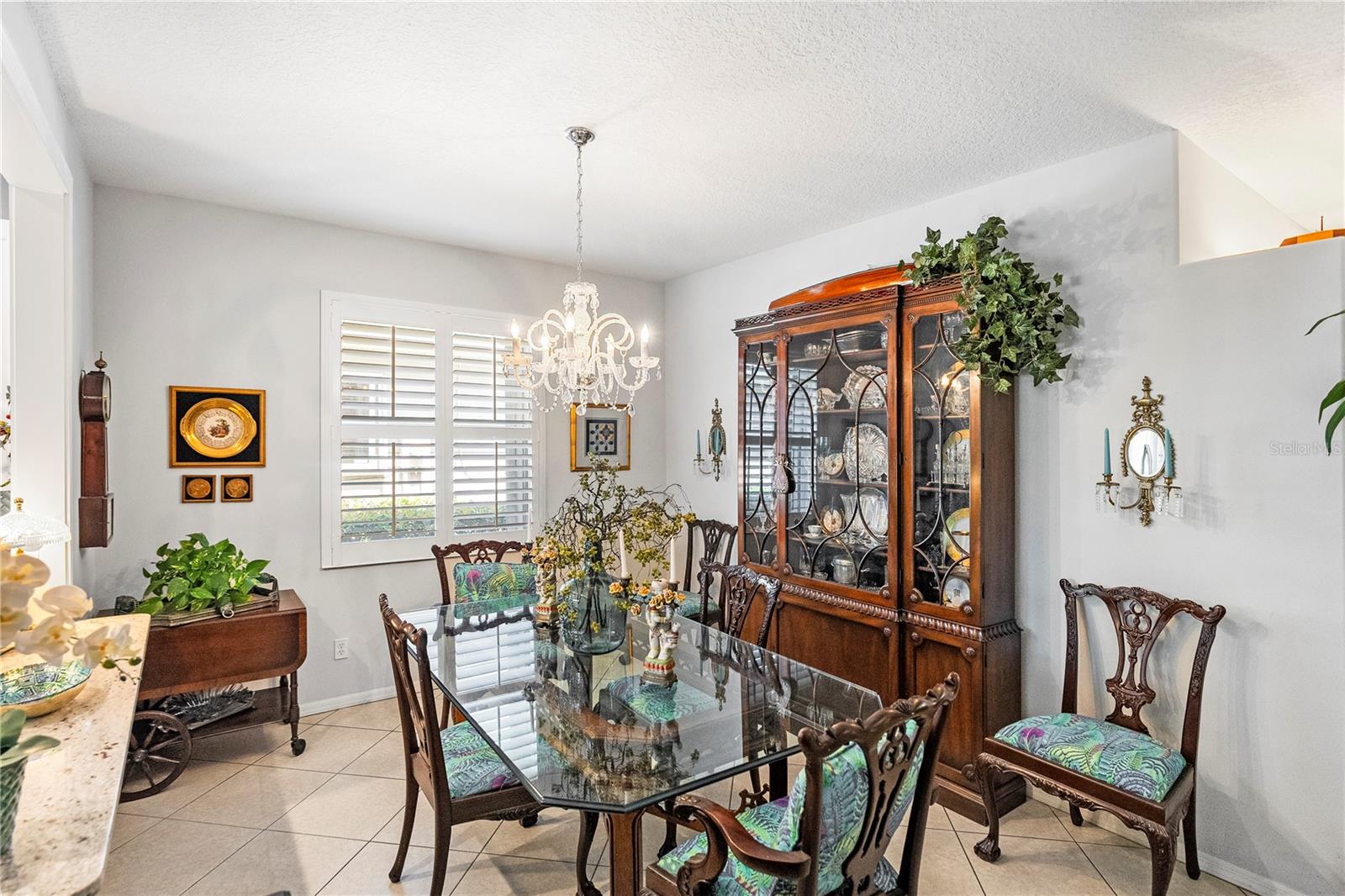 Listing photo id 5 for 1890 Hawthorne Drive