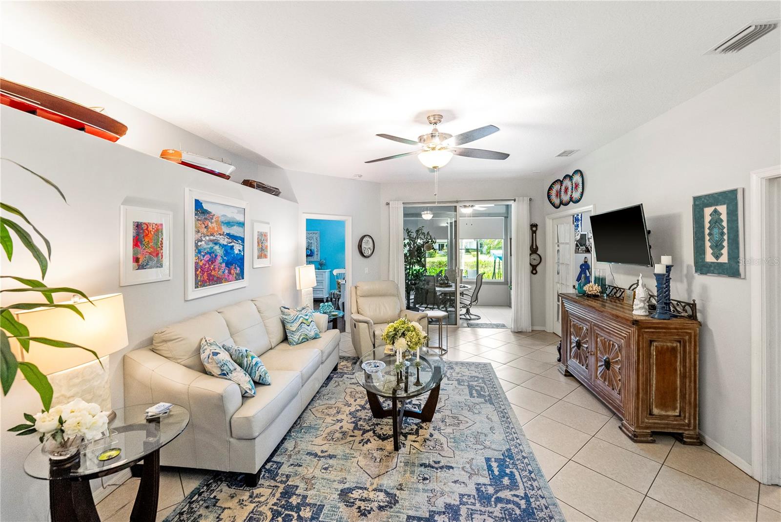 Listing photo id 7 for 1890 Hawthorne Drive