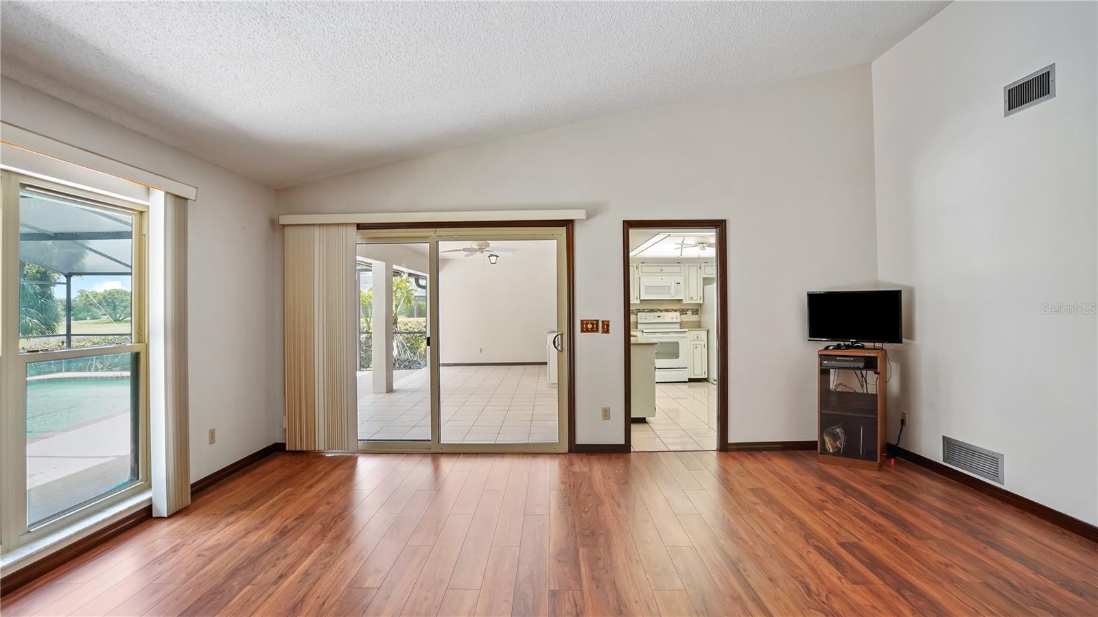 Image 12 of 51 For 316 Cambridge Drive