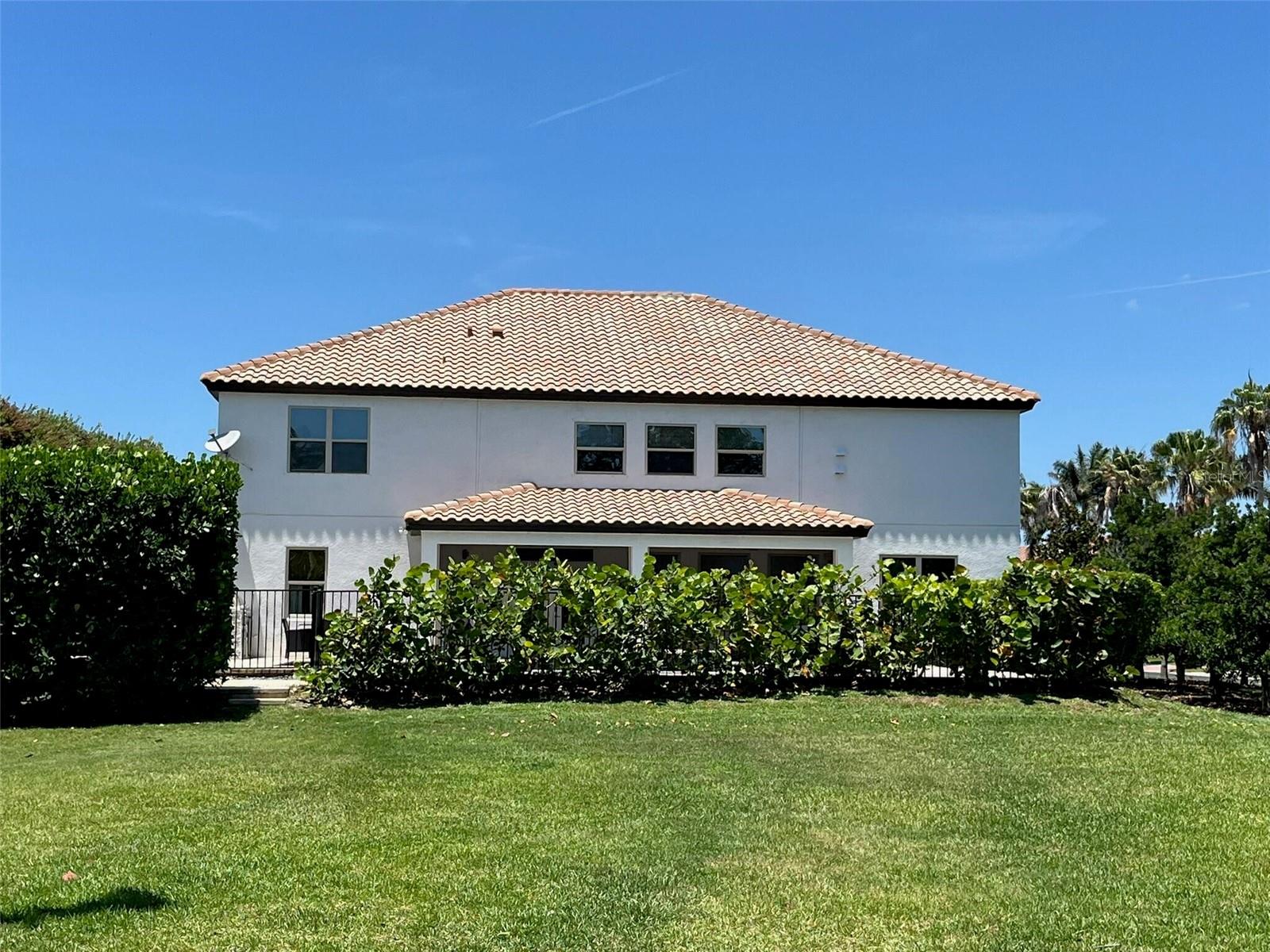 Listing photo id 57 for 302 Coco Plum Court