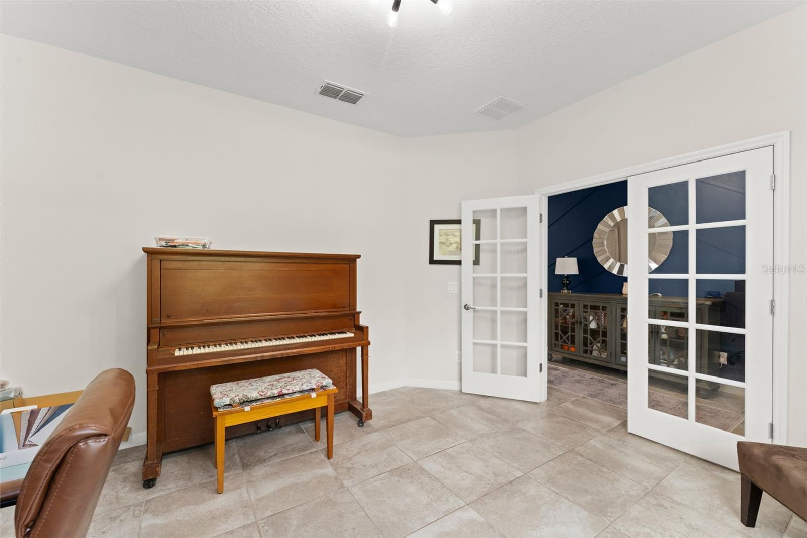 Image 4 of 45 For 2401 Oxmoor Drive
