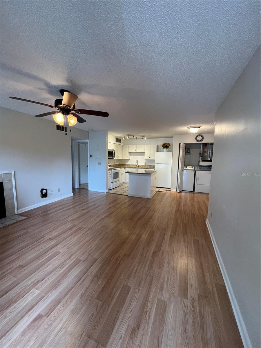 Image 2 of 17 For 315 Lakepointe Drive 201