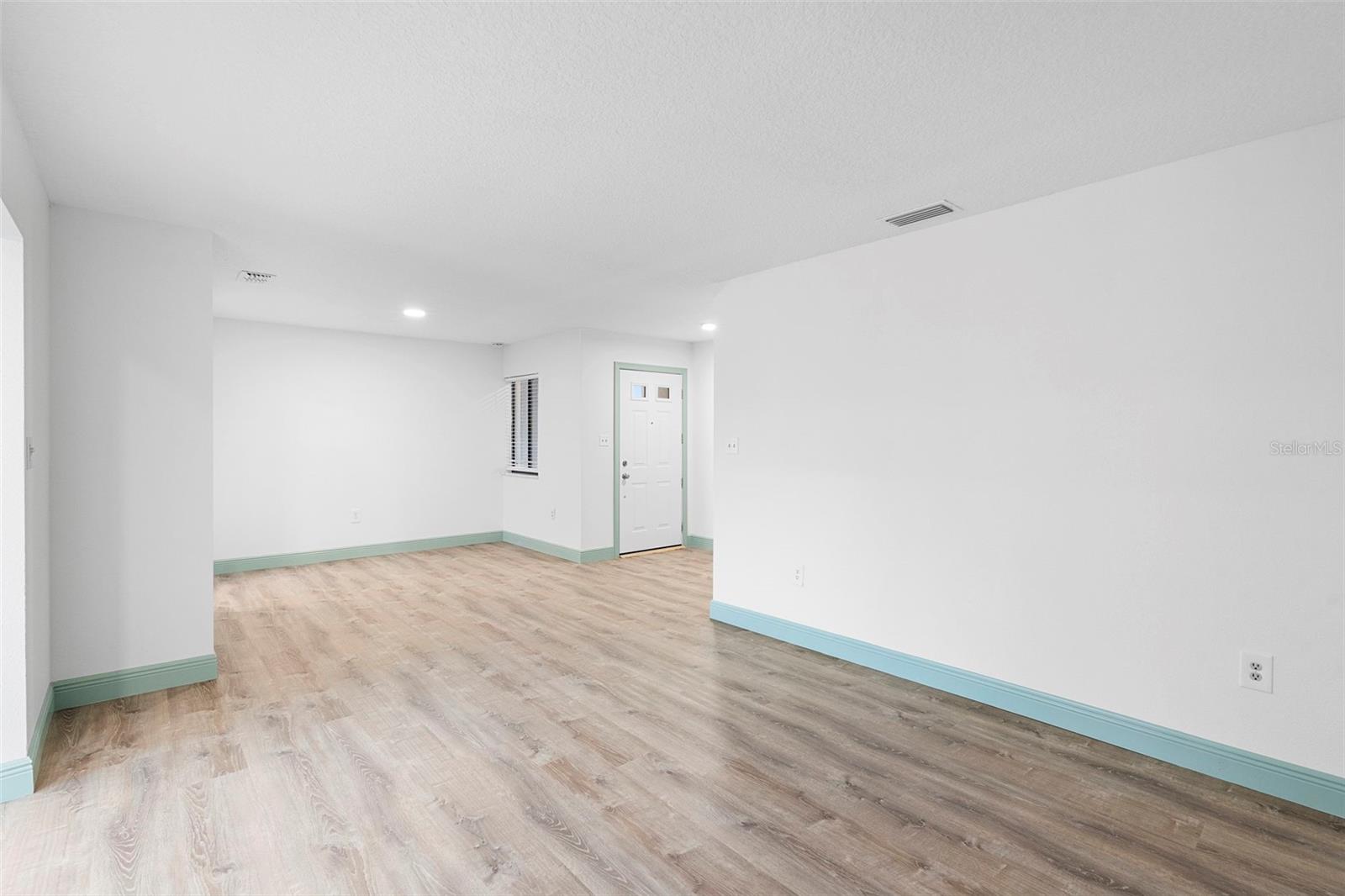 Image 11 of 46 For 101 Grand Plaza Drive P6